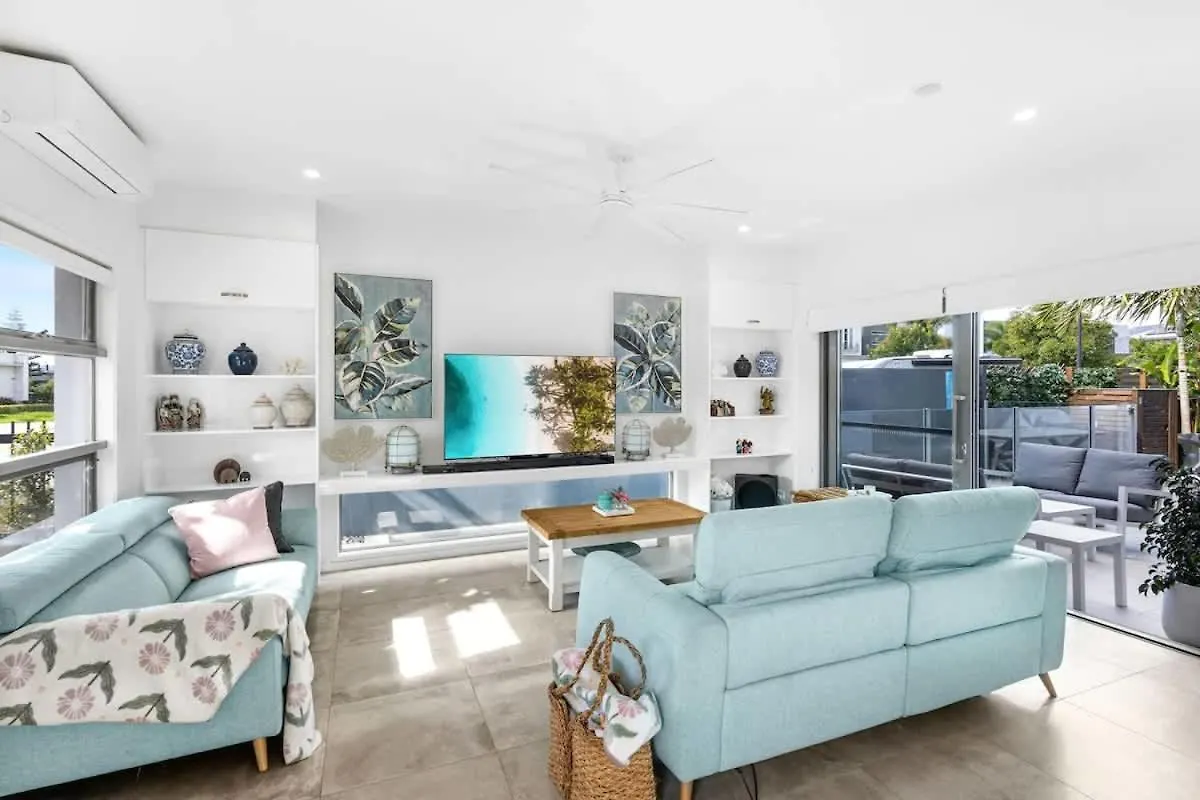 Luxury Living With Heated Pool In Birtinya Vila Kawana Waters Austrália