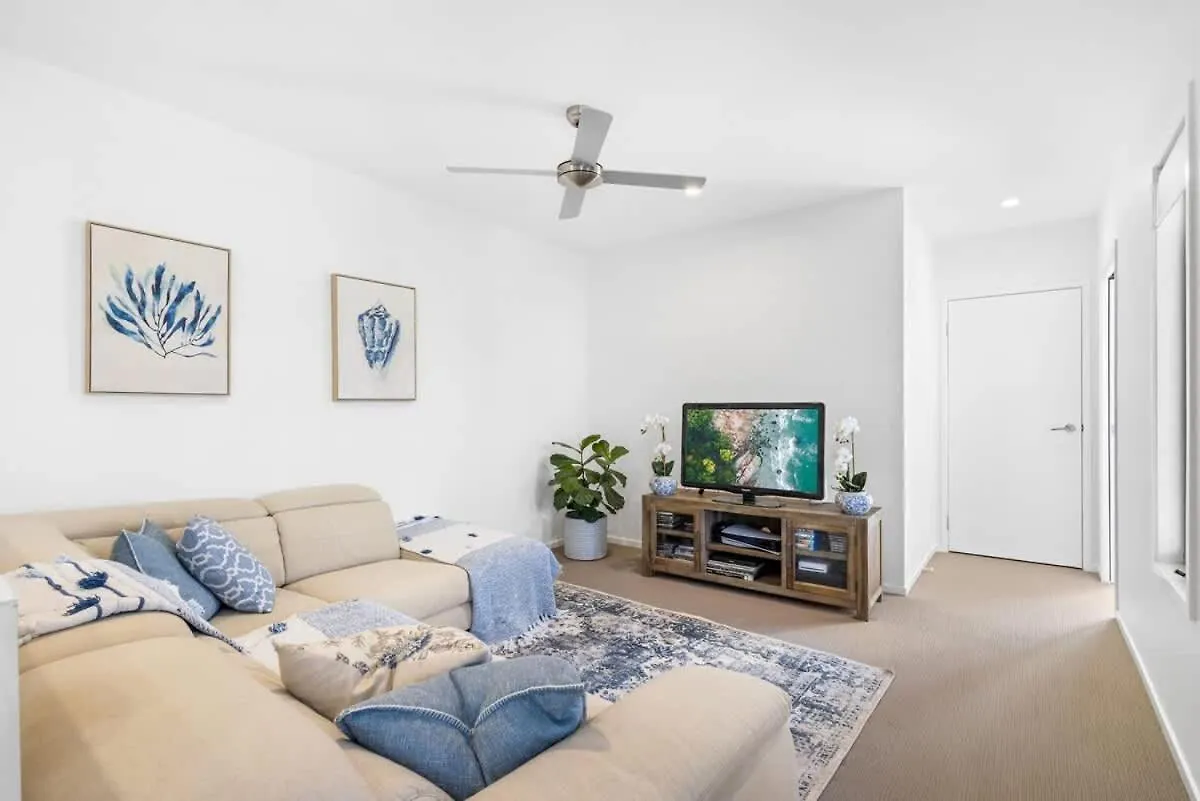 Casa de Férias Luxury Living With Heated Pool In Birtinya Vila Kawana Waters Austrália
