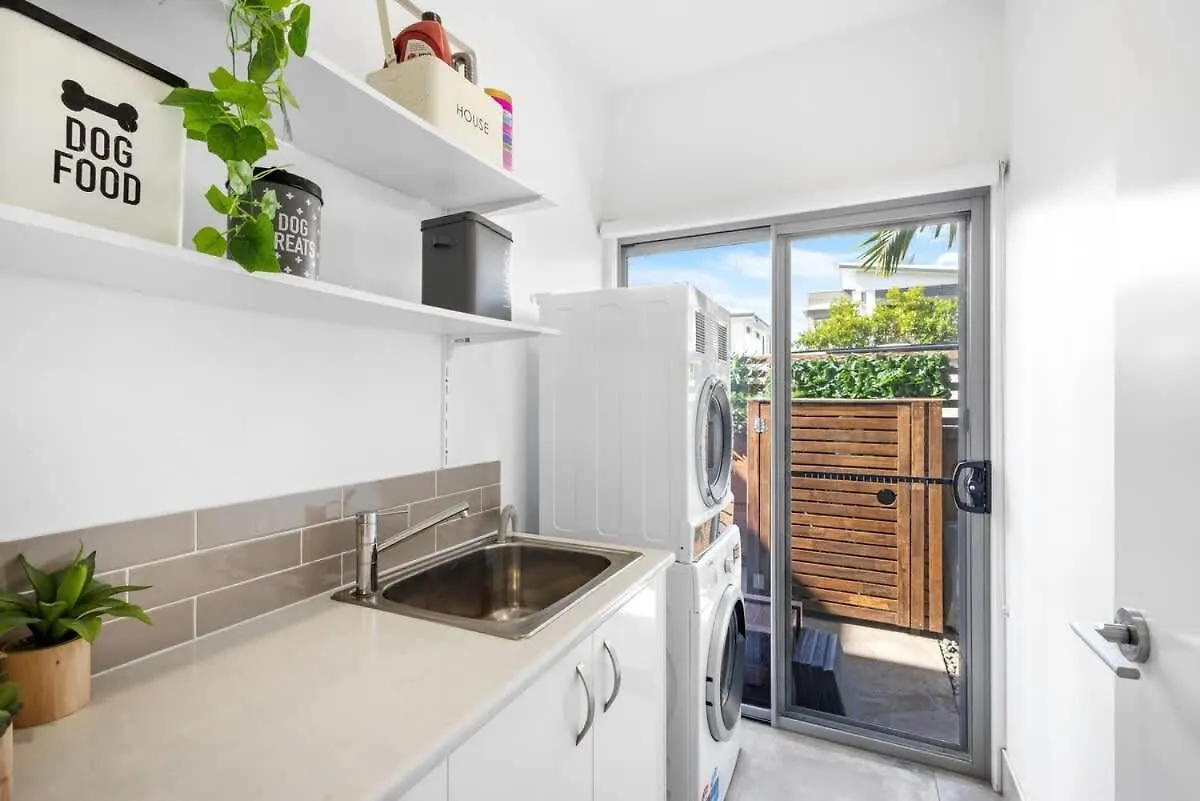 Luxury Living With Heated Pool In Birtinya Vila Kawana Waters