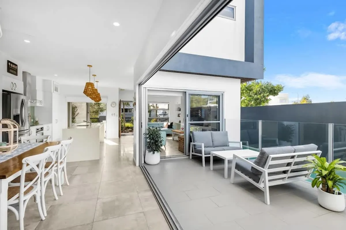 Luxury Living With Heated Pool In Birtinya Vila Kawana Waters