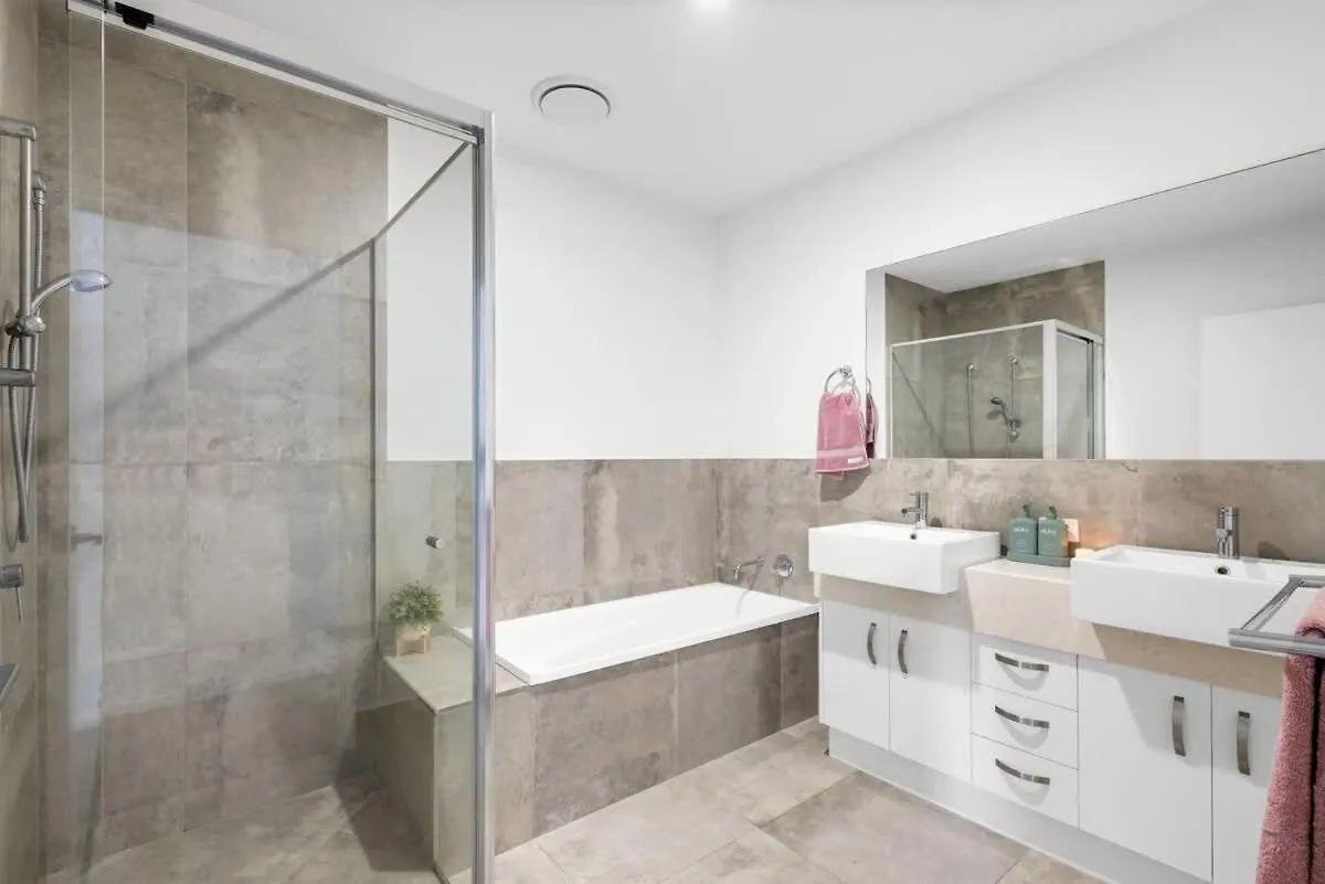 Casa de Férias Luxury Living With Heated Pool In Birtinya Vila Kawana Waters Austrália