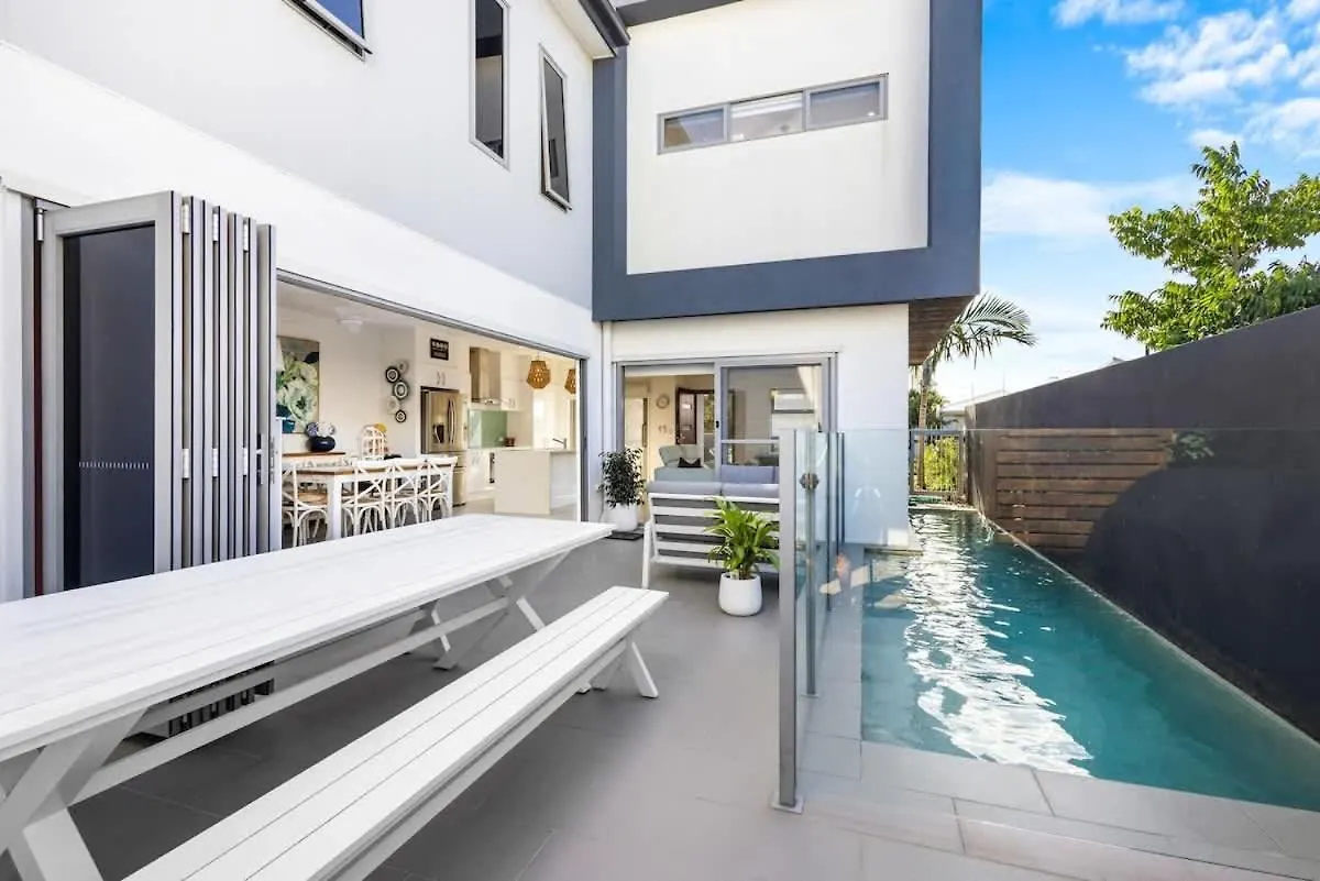 Luxury Living With Heated Pool In Birtinya Vila Kawana Waters Austrália