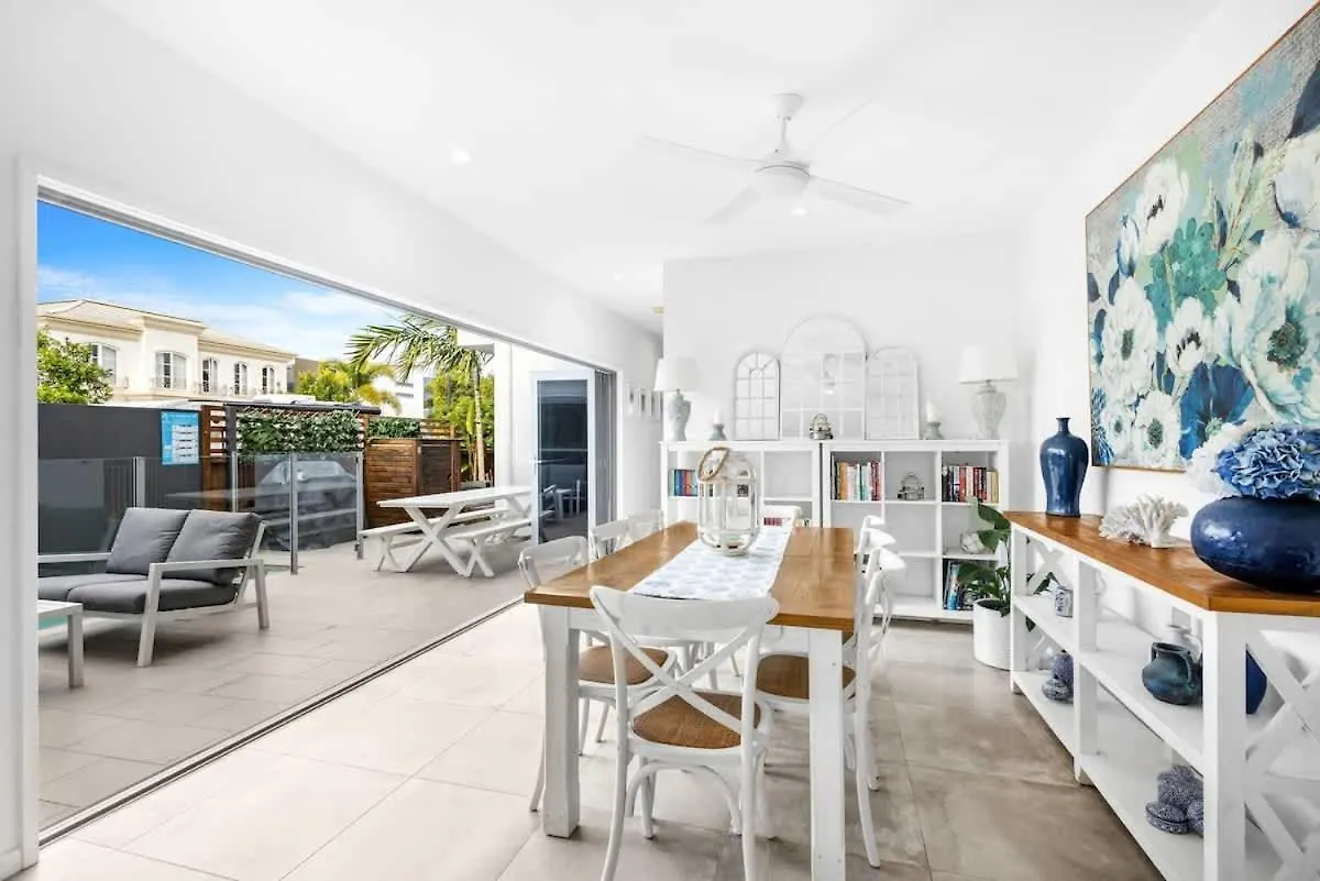 Luxury Living With Heated Pool In Birtinya Villa Kawana Waters Feriehus