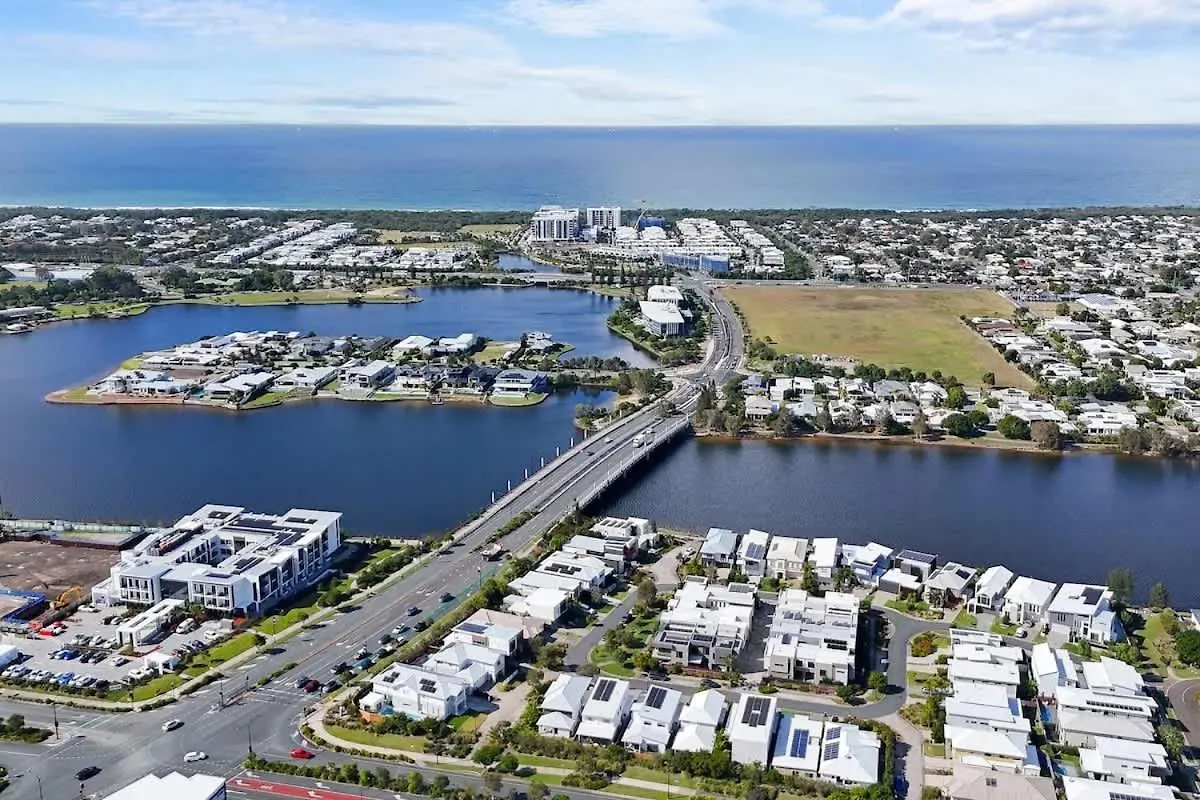 Luxury Living With Heated Pool In Birtinya Villa Kawana Waters Feriehus